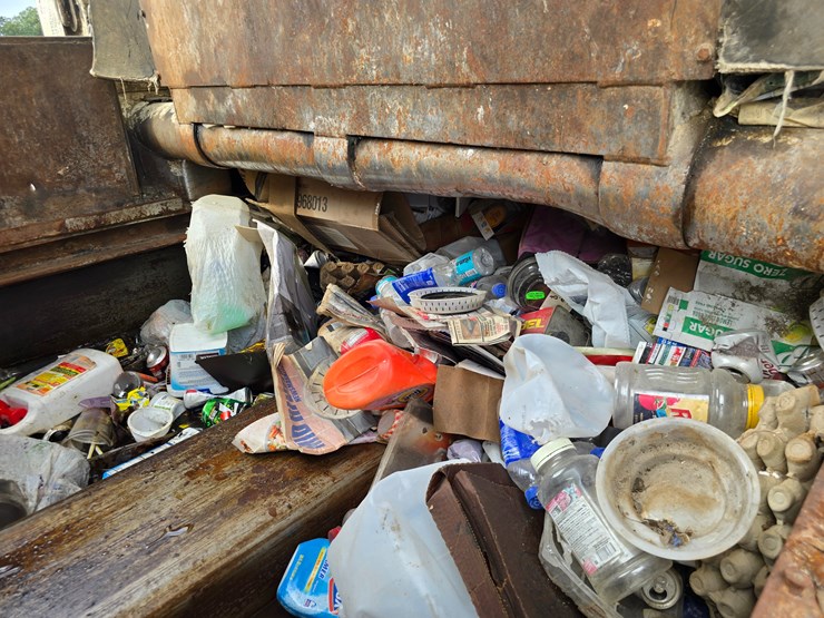 2005-peterbilt-320-image-67