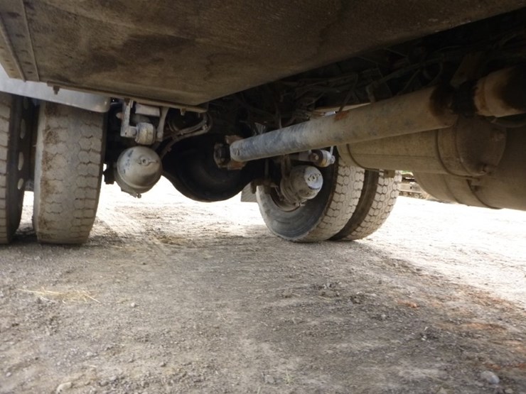 peterbilt-330-image-35