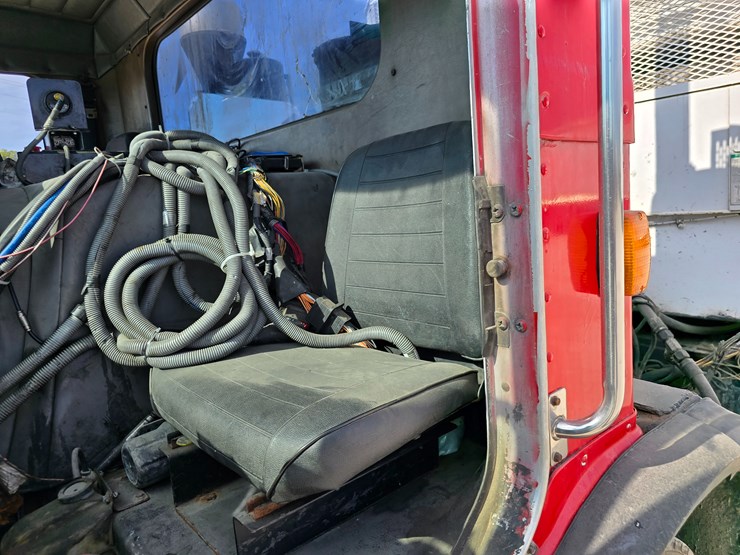 2003-peterbilt-320-image-73