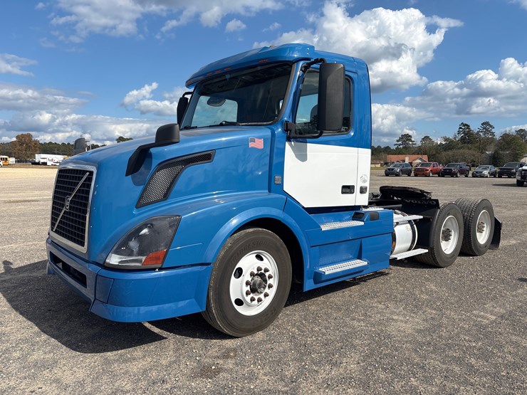 2016-volvo-vnl64t300-image-1