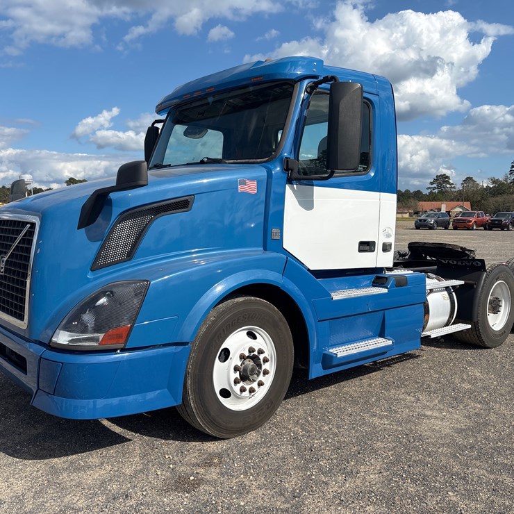 2016 VOLVO VNL64T300
