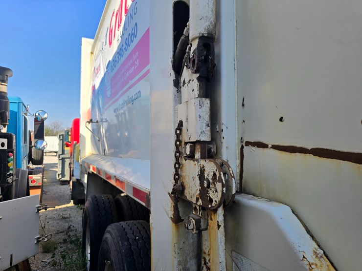 2002-peterbilt-320-image-17