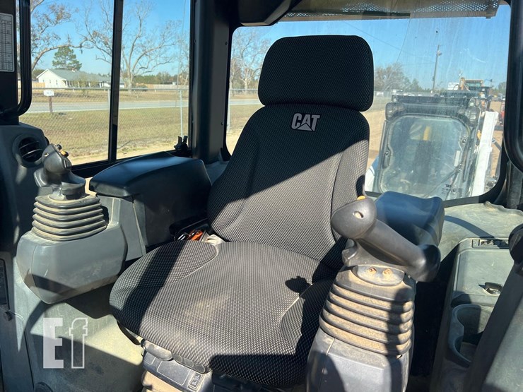 2022-caterpillar-d3-lgp-image-32