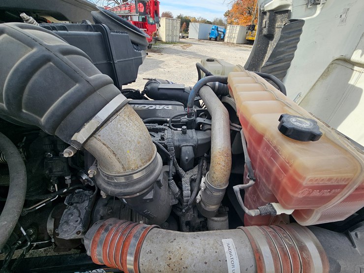 peterbilt-579-image-36