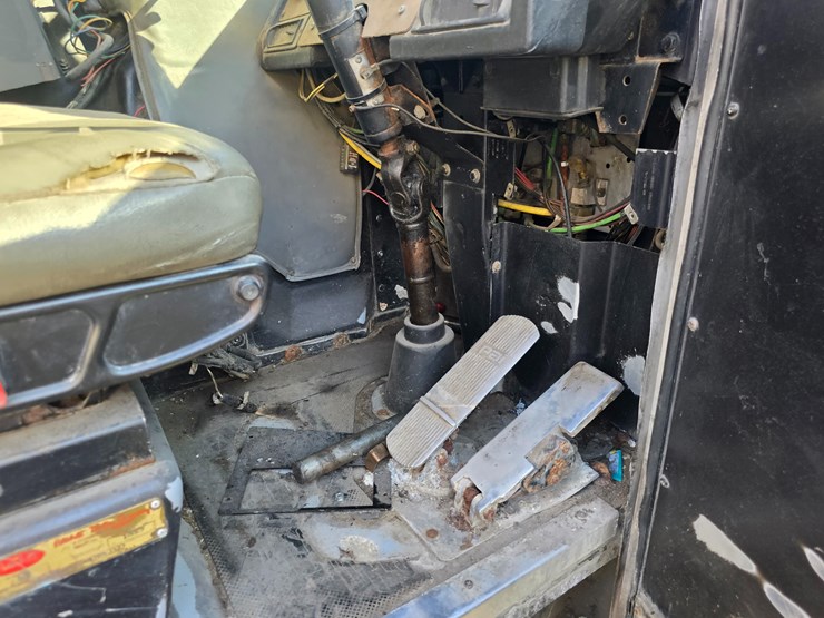 2001-peterbilt-320-image-25