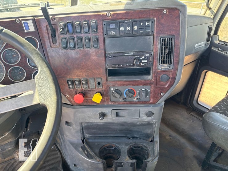 2015-mack-pinnacle-chu613-image-25