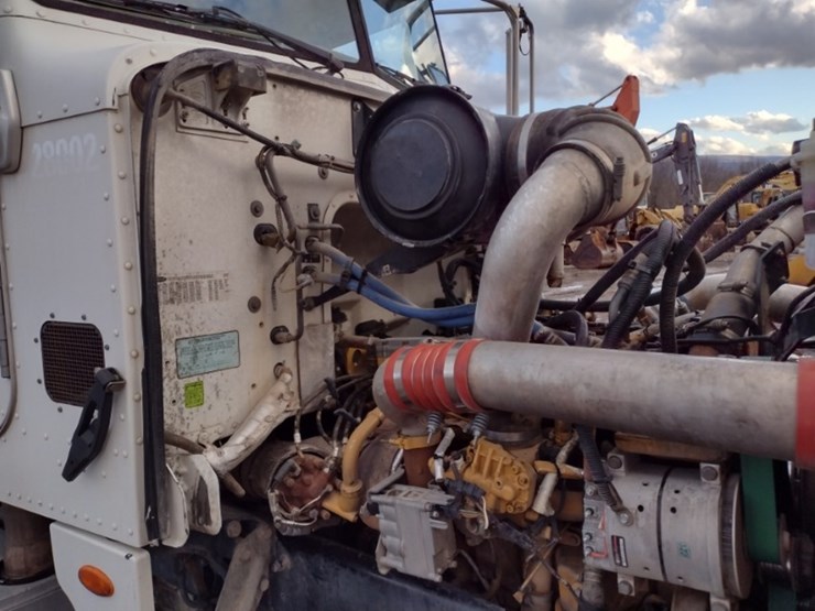 peterbilt-365-image-18