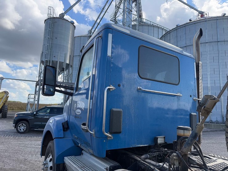 2016-kenworth-t880-image-16