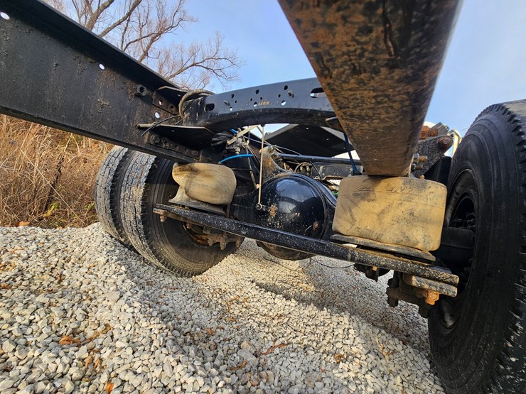 2019-freightliner-m2-106-image-35