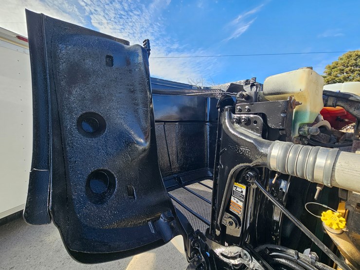 2009-peterbilt-365-image-56