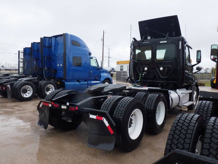 2020-freightliner-cascadia-126-image-8