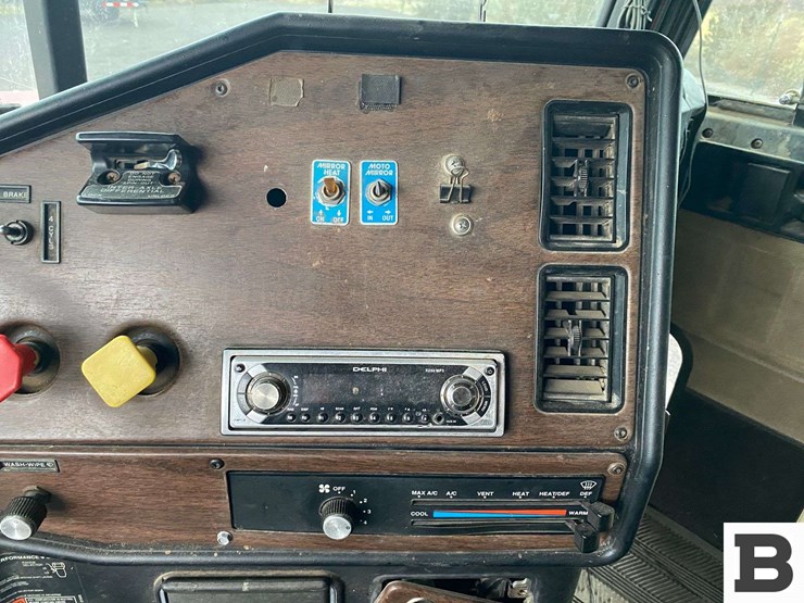 1993-freightliner-fld120-image-63