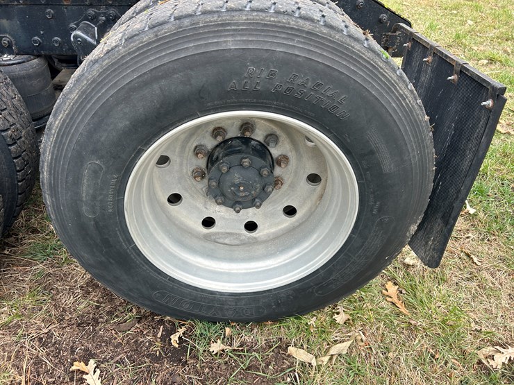 #95-•-volvo-semi-image-22