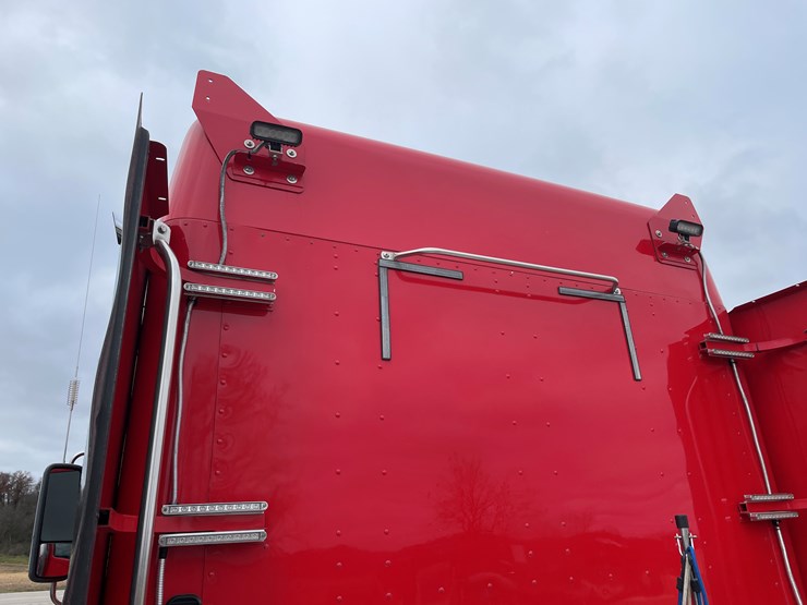 #1043-•-2009-freightliner-semi-(wi-title-in-delay)-image-24