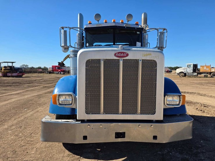 2013-peterbilt-367-image-2
