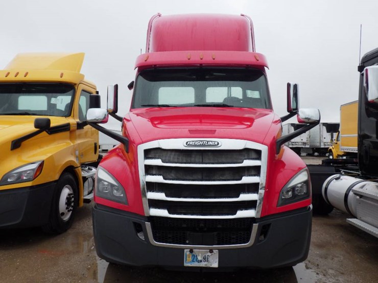 freightliner-cascadia-126-image-2