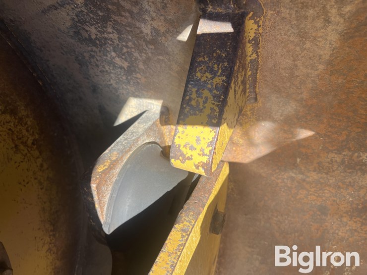 2005-caterpillar-cp-563e-image-18