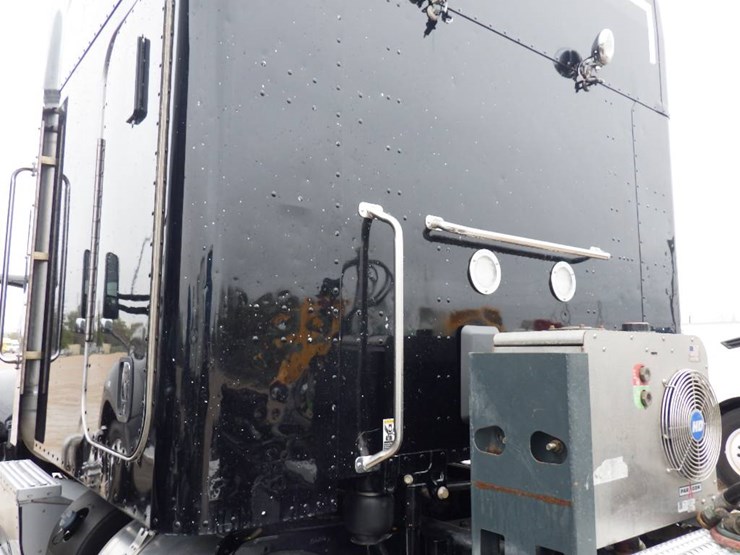 peterbilt-567-image-18