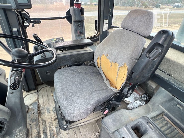 2011-deere-544k-image-29