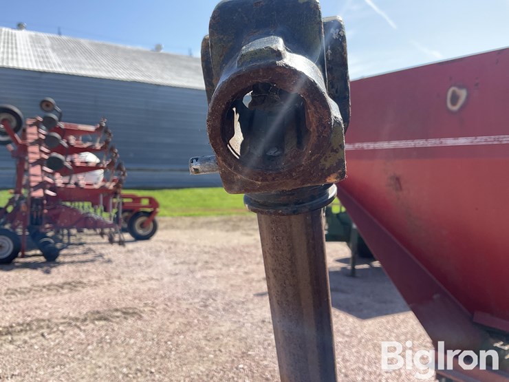 chandler-dry-litter-spreader-image-10