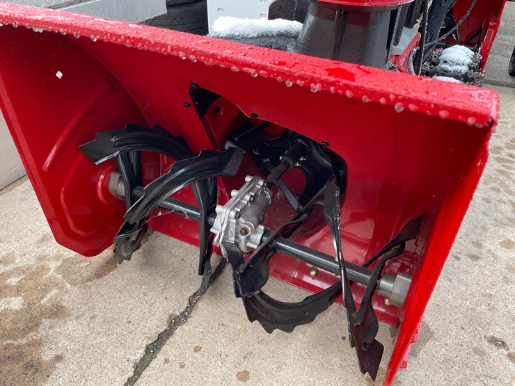 #6120-•-toro-battery-operated-snow-blower-(o3)-image-2