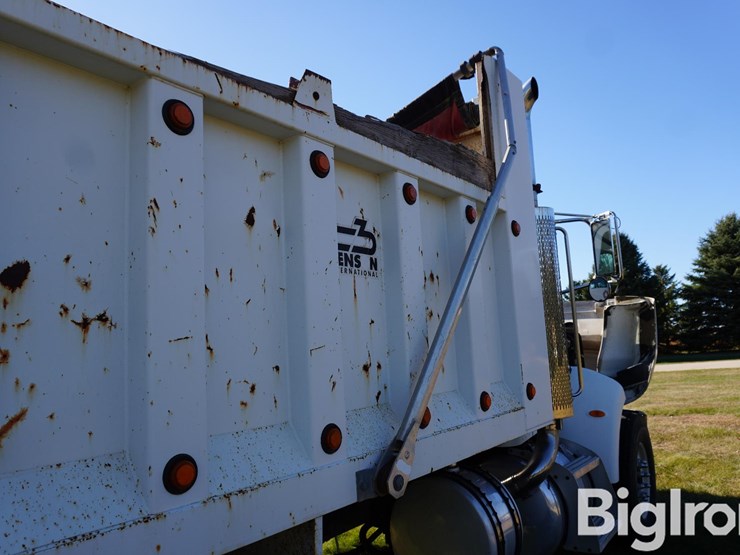 peterbilt-335-image-12