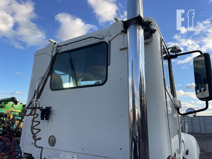 freightliner-columbia-120-image-28