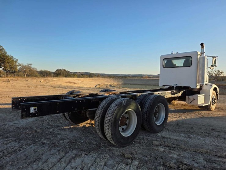 peterbilt-385-image-5