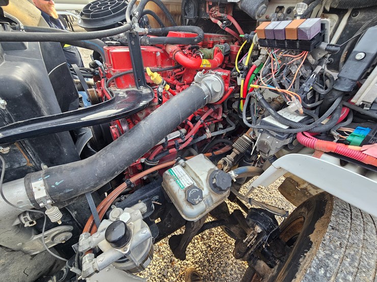 2019-freightliner-m2-106-image-15