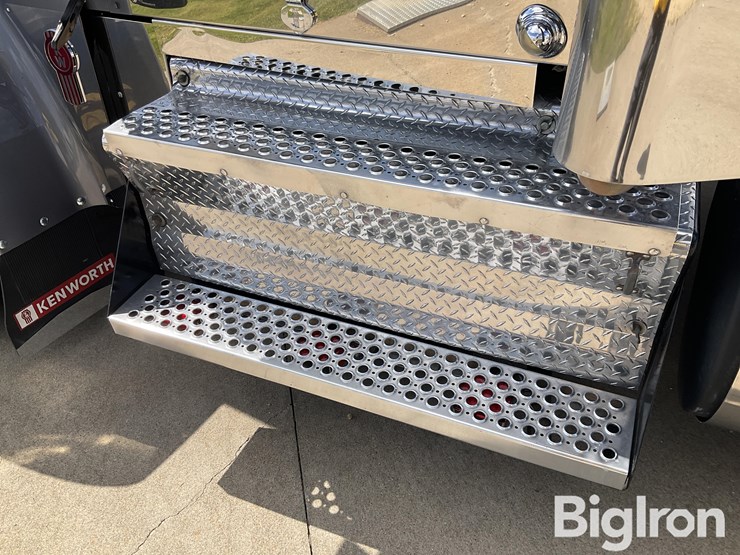 2017-kenworth-w900l-image-9