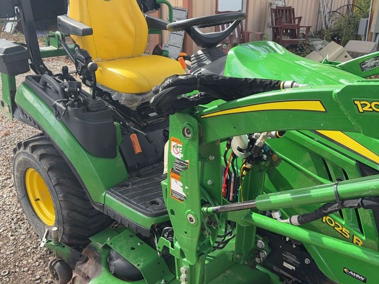2023-john-deere-1025r-image-16