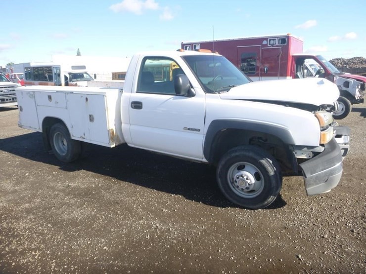2005-chevrolet-3500-image-2
