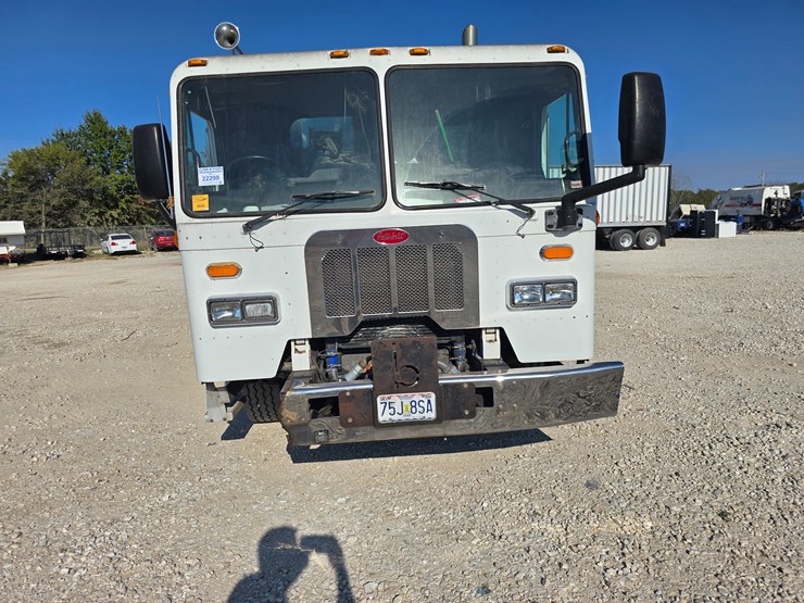 2013-peterbilt-320-image-32