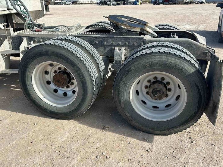 2001-peterbilt-379-image-6