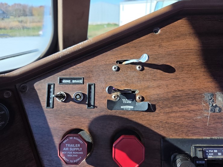 1988-freightliner-day-cab-semi-image-60