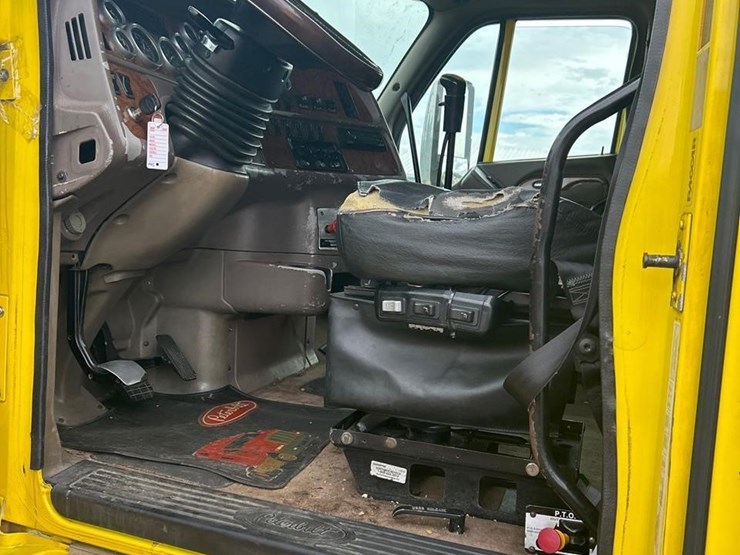 peterbilt-384-image-23