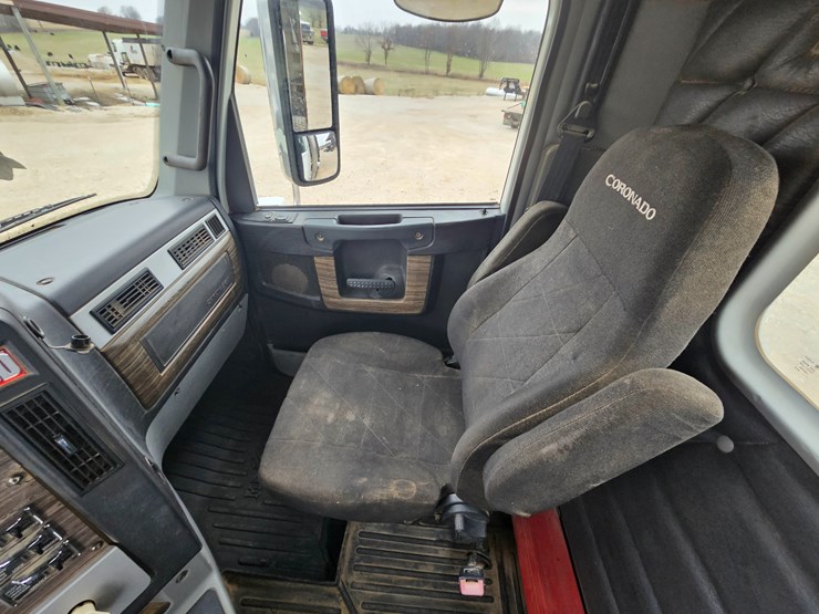 freightliner-122sd-image-78