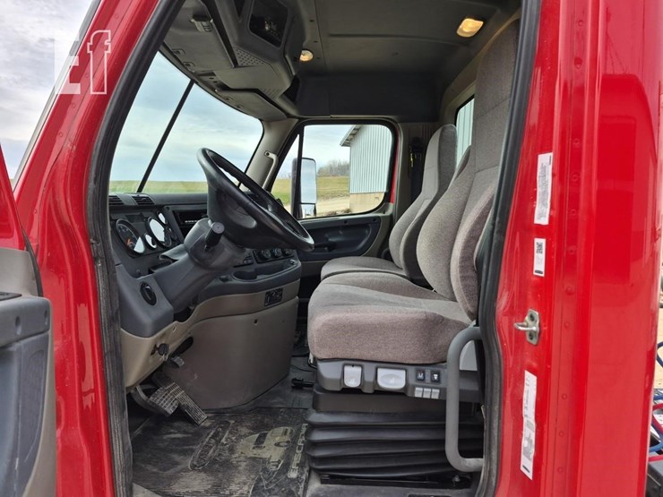 2018-freightliner-cascadia-113-image-17