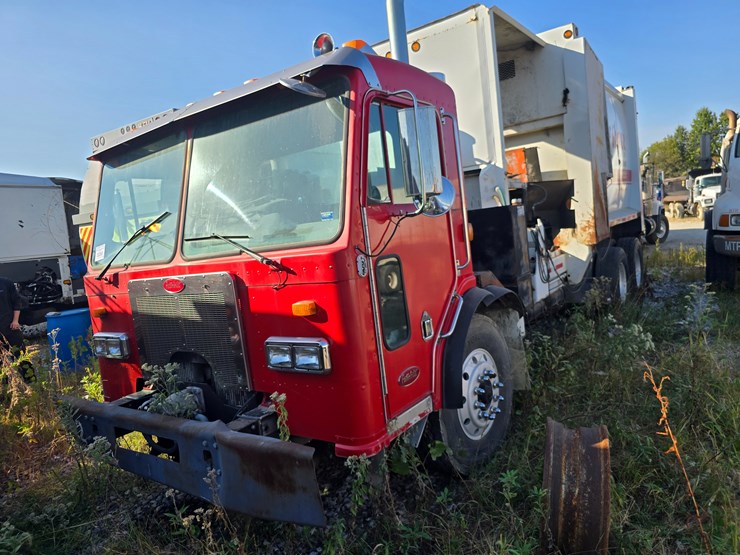 2001-peterbilt-320-image-2