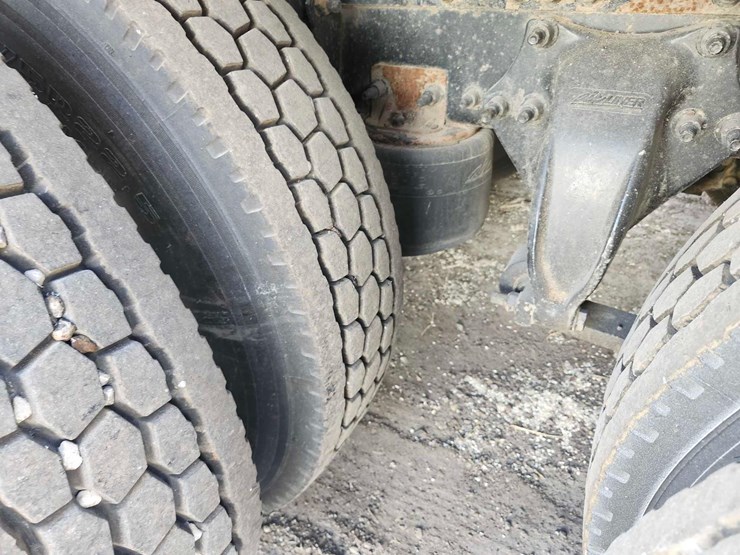 2016-freightliner-semi,-tag-#646-image-10