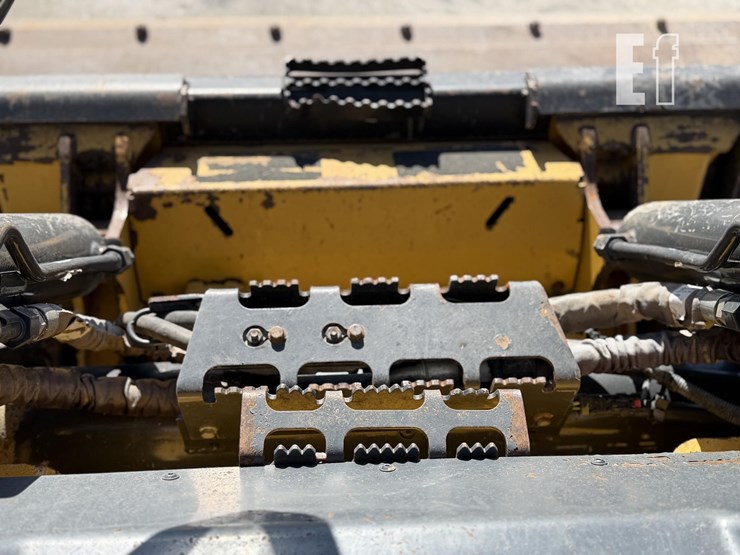 2021-deere-333g-image-33