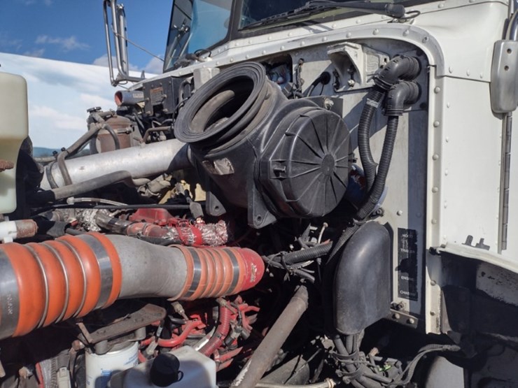 peterbilt-335-image-17