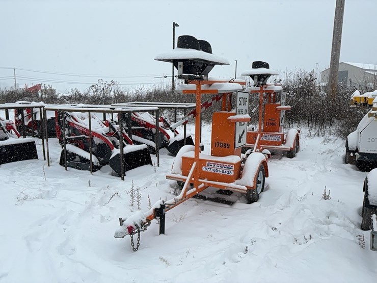 north-america-traffic-rcf2.4-remote-controlled-flagman-portable-traffic-signal-sn:rcf3.4436-image-1