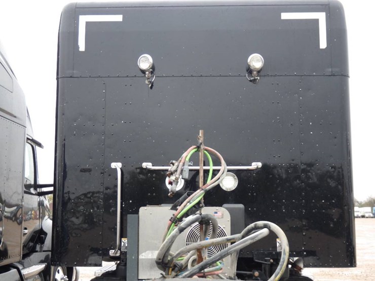 peterbilt-567-image-11