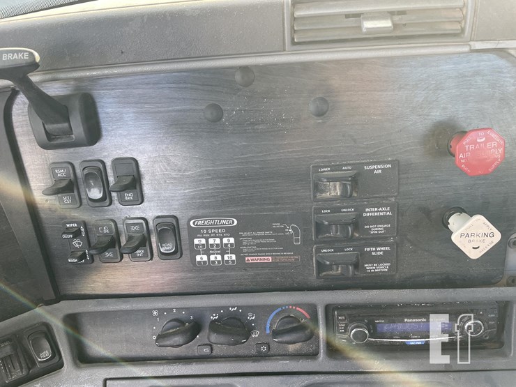 freightliner-columbia-120-image-8