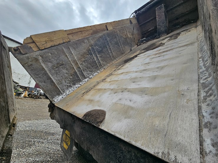 freightliner-columbia-120-image-45