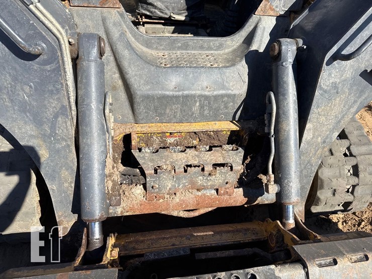 2017-deere-323e-image-21