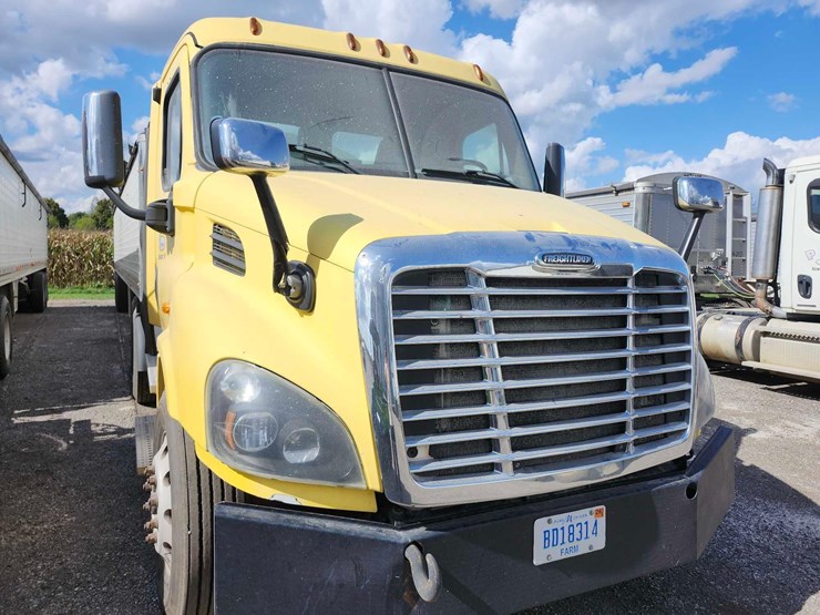 2016-freightliner-semi,-tag-#646-image-15