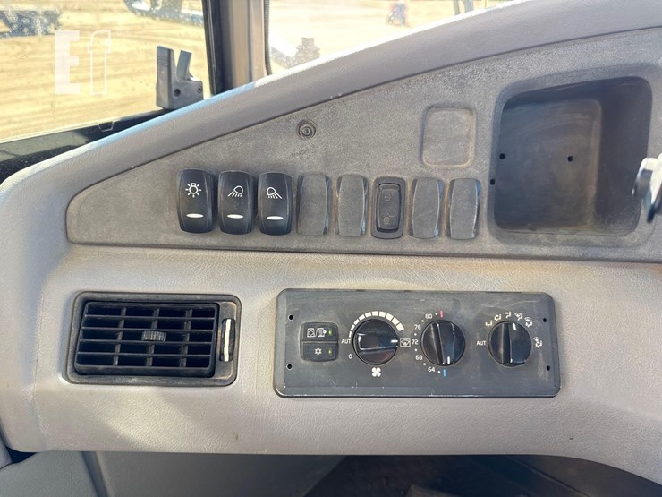 2014-volvo-a25g-image-26