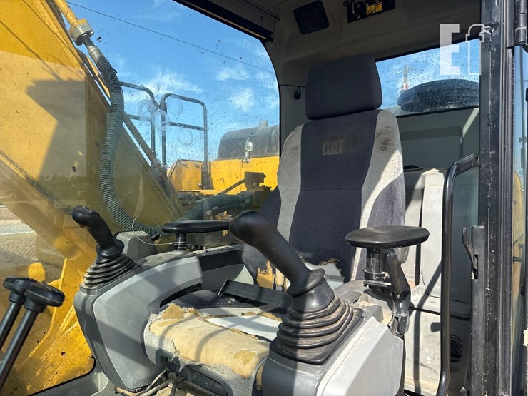 2019-caterpillar-326fl-image-28